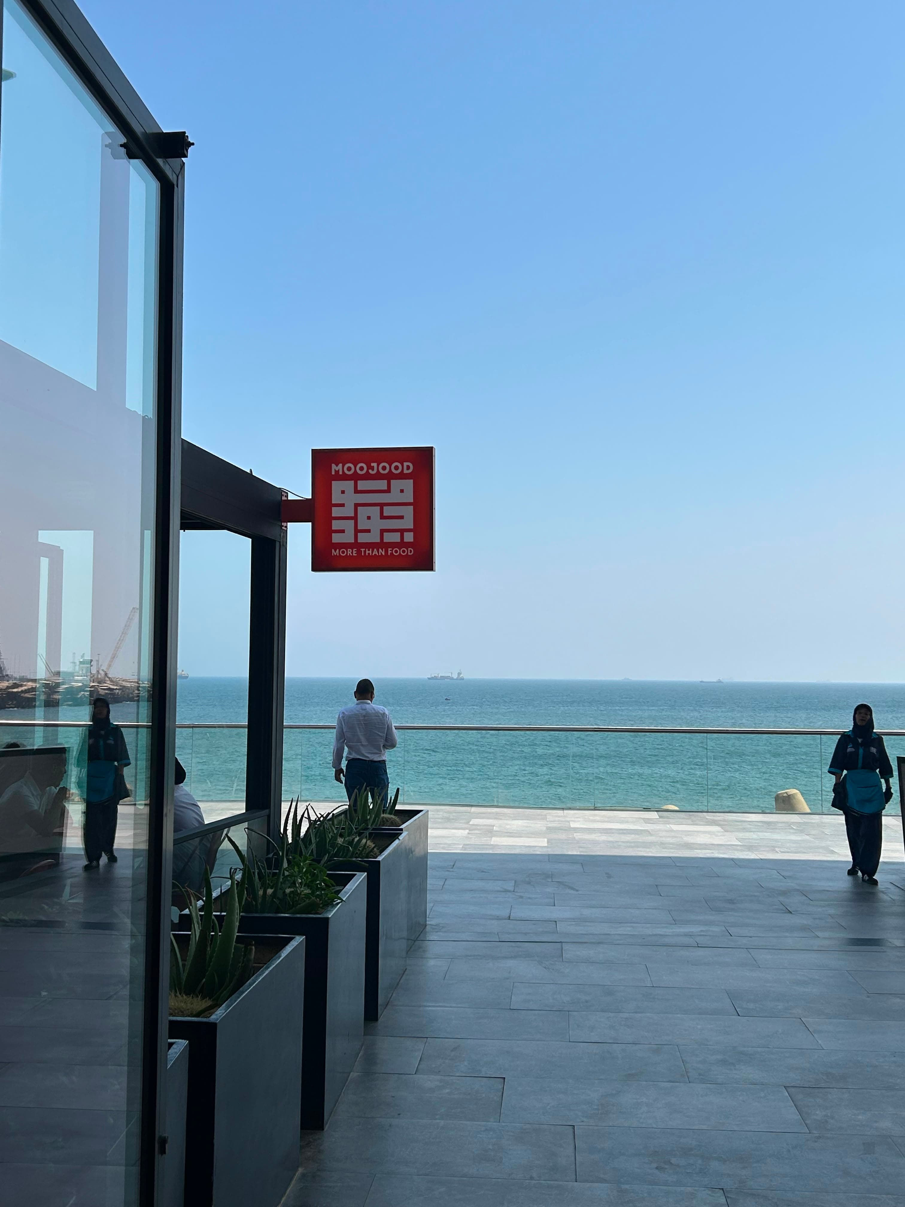 Moojood Marina — la terrasse et sa vue dégagée sur la mer.