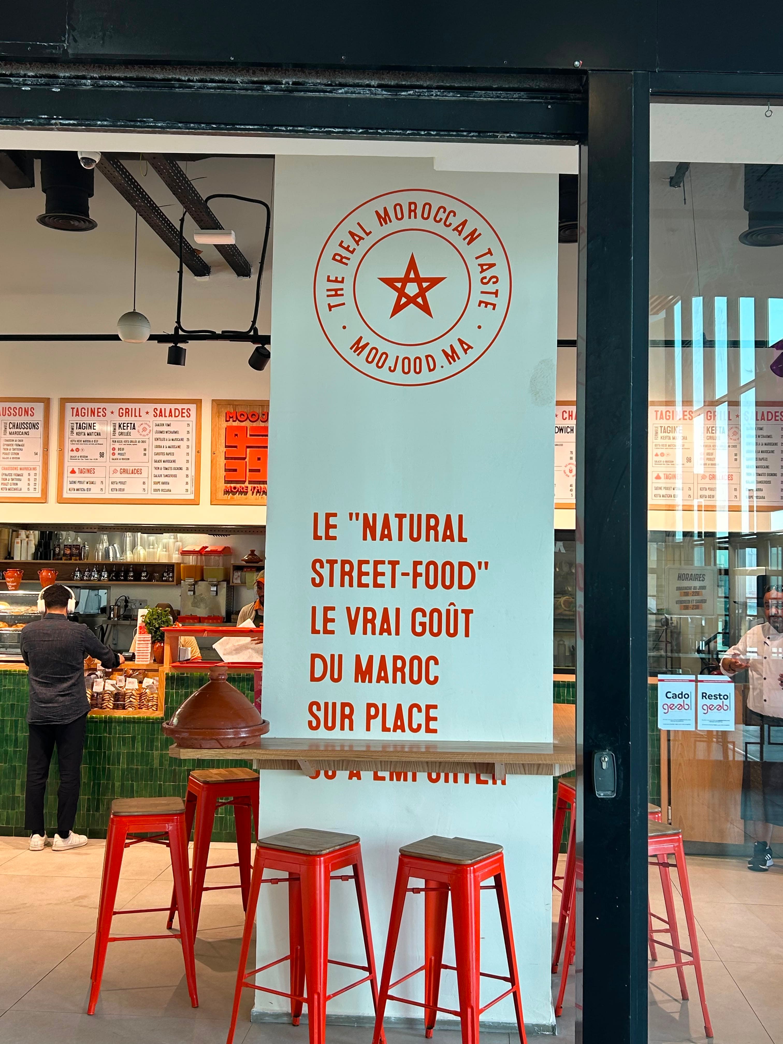 Moojood Marina — l'espace salle : « le vrai goût du Maroc, sur place ».