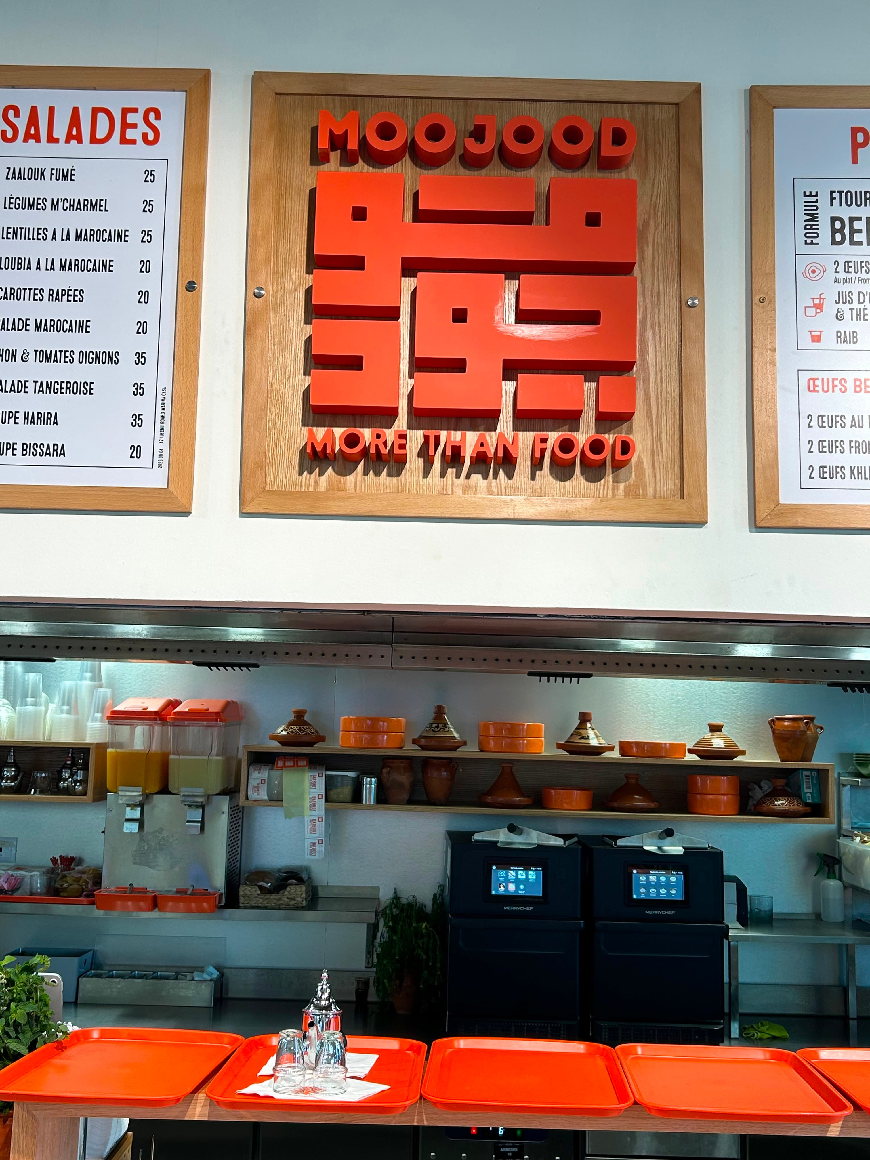Moojood Marina — l'enseigne « More than food » au-dessus du comptoir.