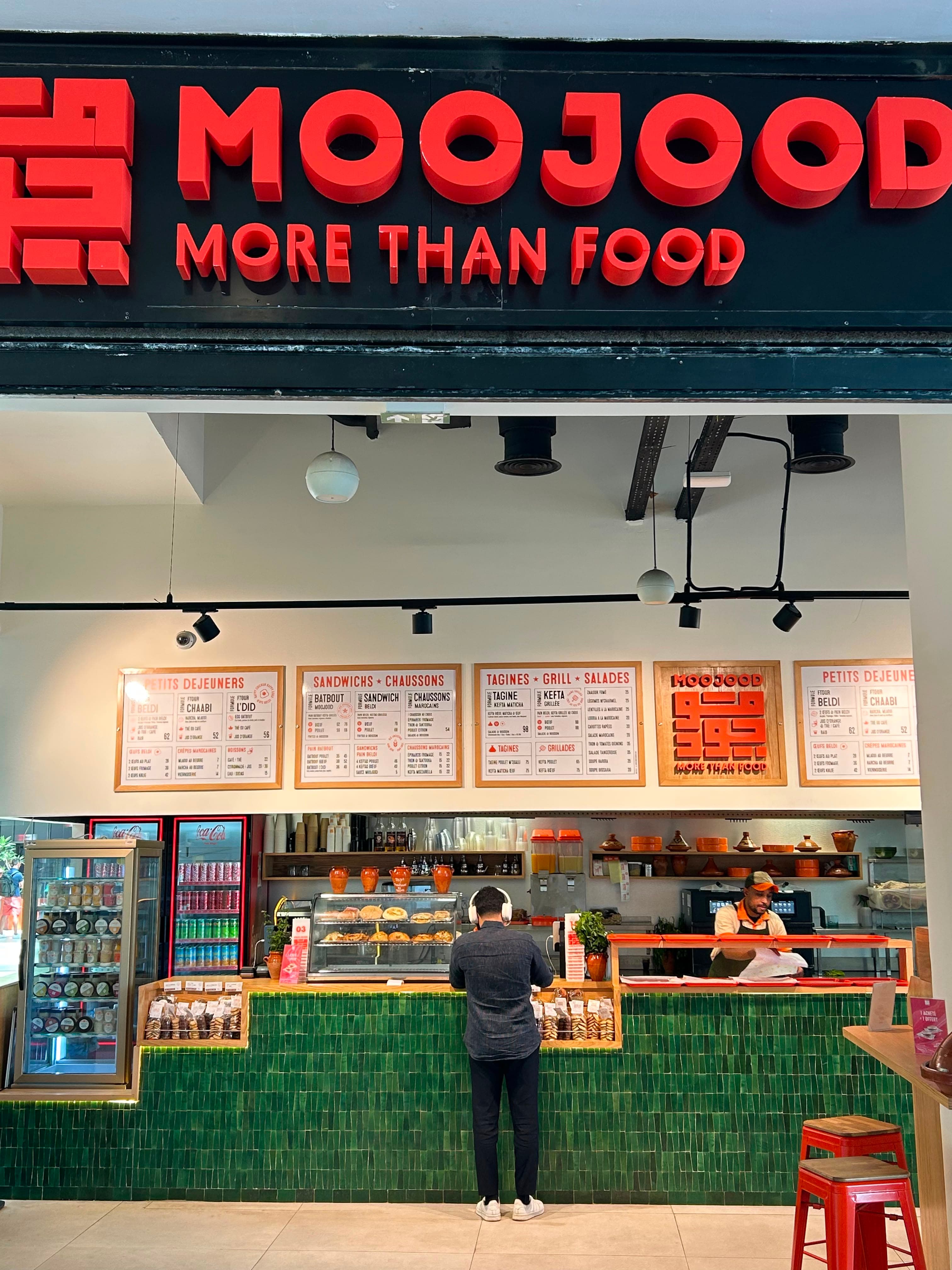 Moojood Marina — le comptoir et les tableaux de menus.